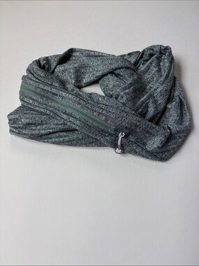 Sholdit Versatile Mint Infinity Scarf with Zipper Pocket Travel pouch EUC